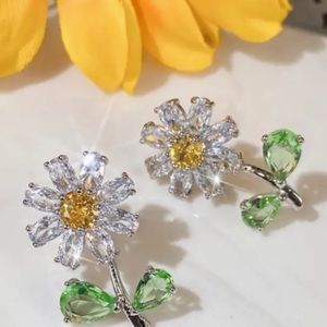 COPY - 🌼🤍 NWT-Daisy Flower Zircon Earrings 🤍 🌼